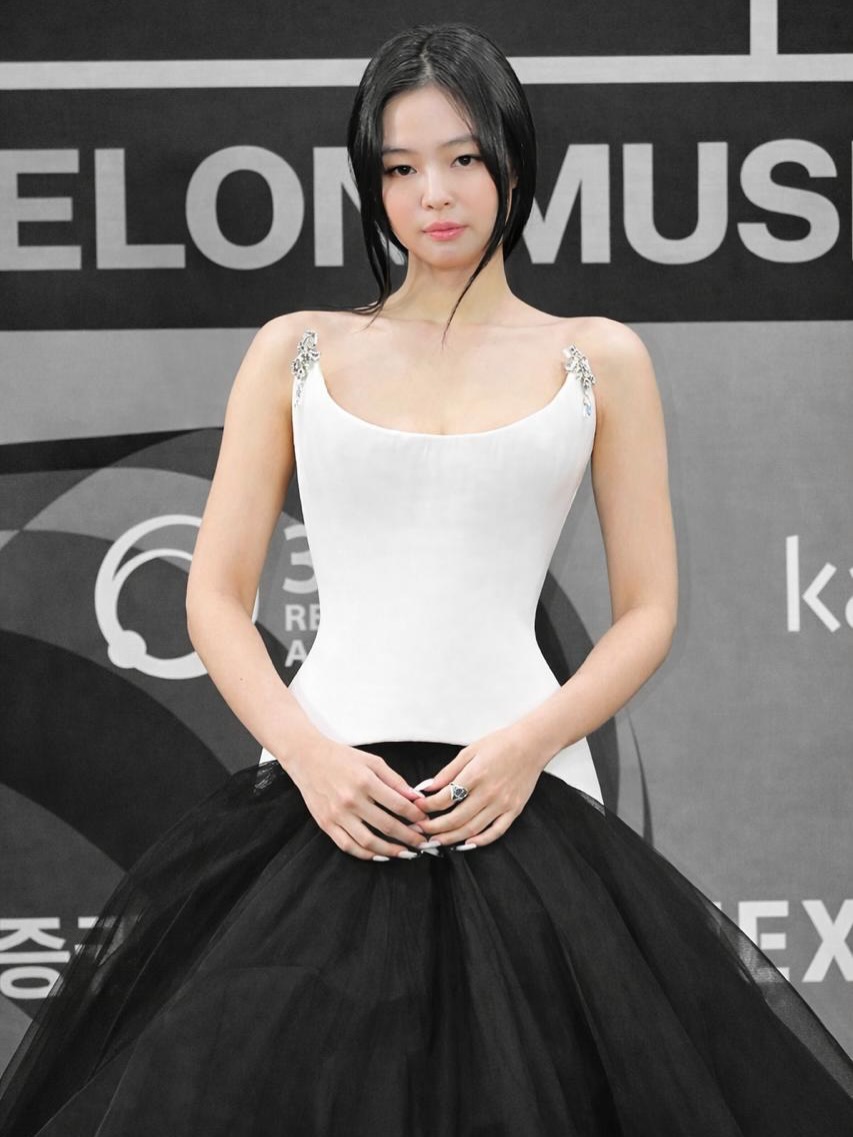 韓國音樂頒獎禮MMA 2025｜回顧最難忘紅地毯美容造型，Jennie低馬尾髮型、Giselle直髮三七分瀏海、Jiyu黑框眼線⋯⋯