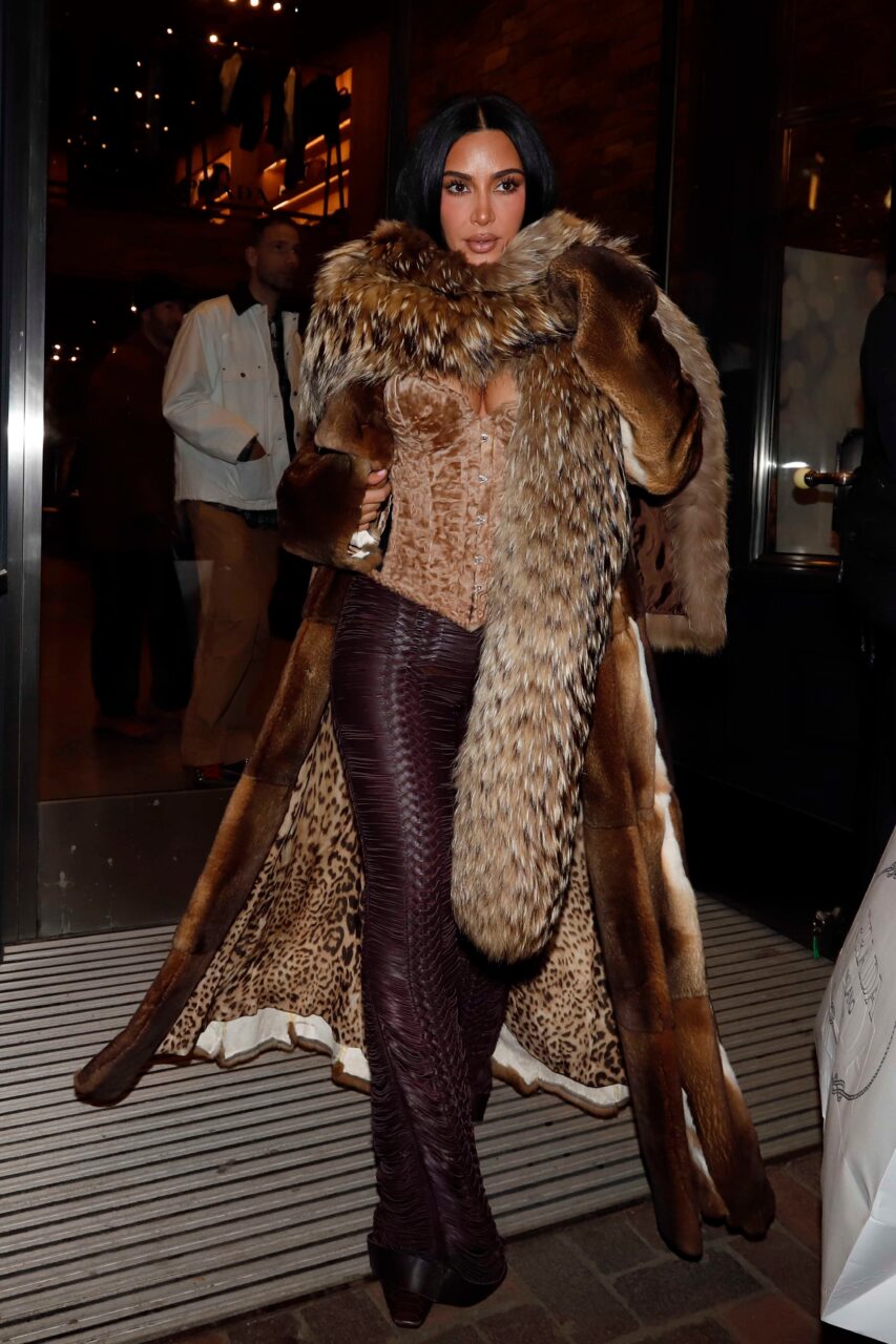 Kim Kardashian的2026年首套造型亮相：以Vintage Roberto Cavalli皮草重塑冬季戲劇美學