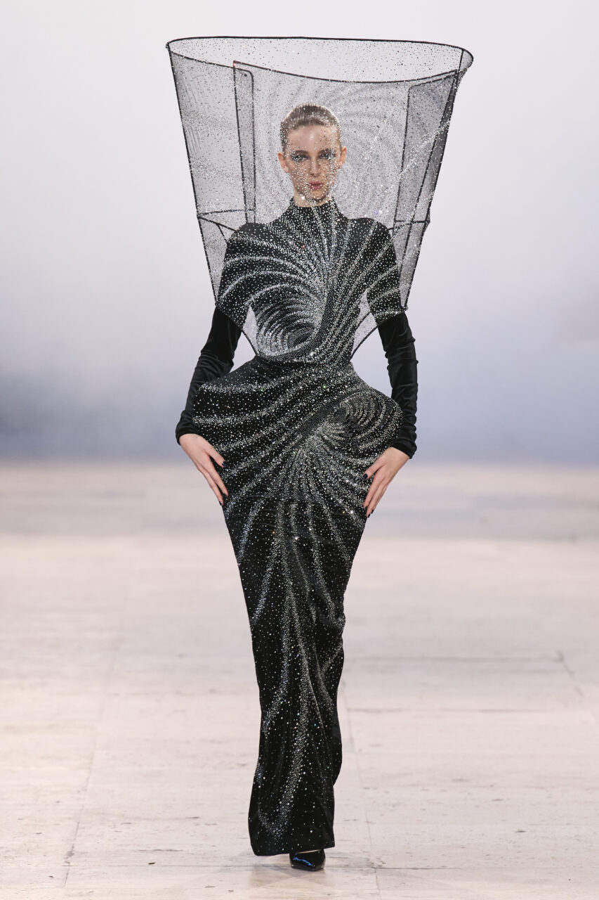 將哲學熔岩轉化為衣 Rahul Mishra 以「朝聖之旅」警示環境危機｜Spring 2026 Couture