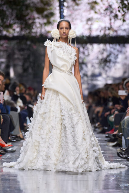 在流動之中讓高訂繼續活着,Jonathan Anderson 重新審視 Dior 的高訂系列|Spring 2026 Couture