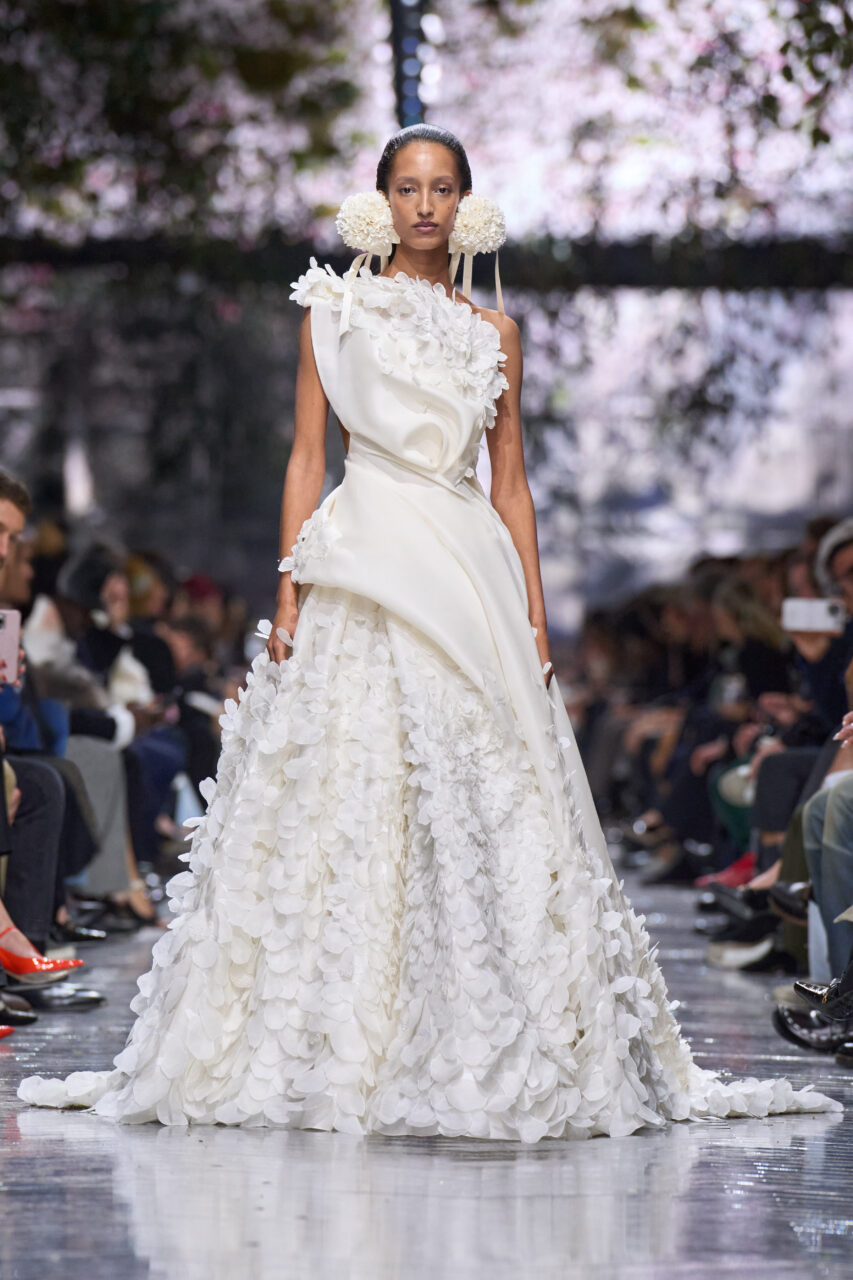 在流動之中讓高訂繼續活着，Jonathan Anderson 重新審視 Dior 的高訂系列｜Spring 2026 Couture