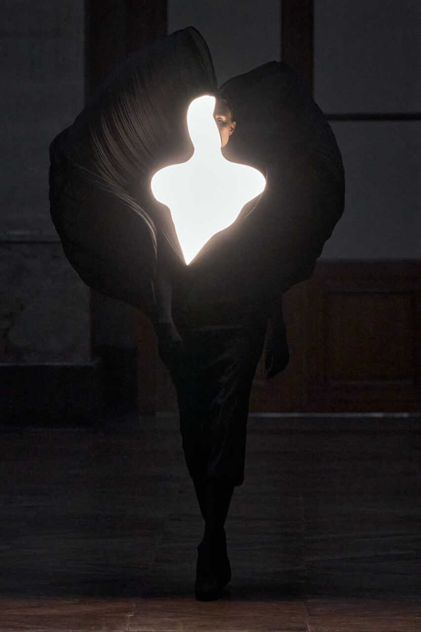靈性哲學鑄為雕塑廓形 Gaurav Gupta 演繹陰陽共生的普世詩篇｜Spring 2026 Couture