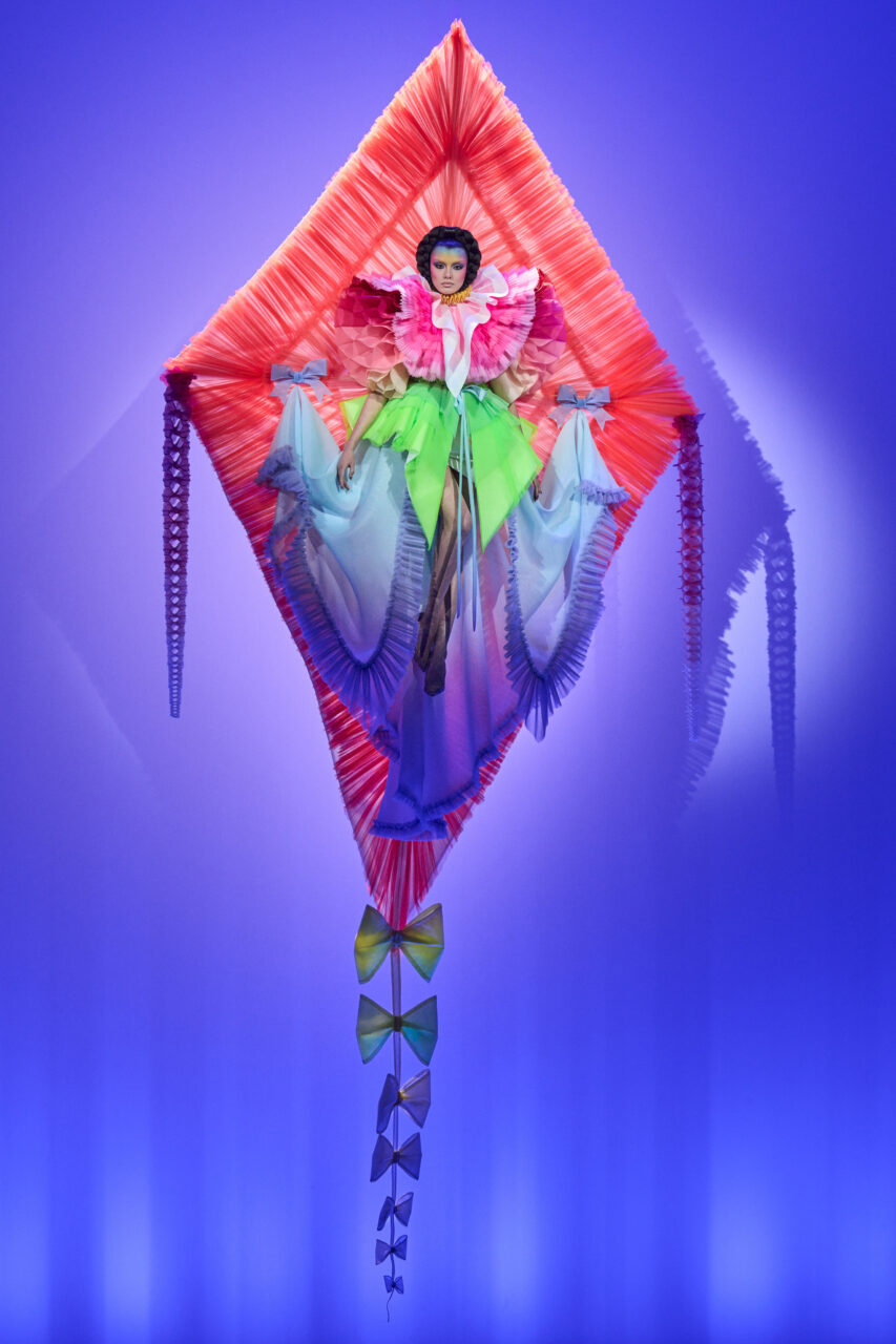十年沉澱岀飛翔詩篇 Viktor & Rolf 以「鑽石風箏」演繹超現實奇想｜Spring 2026 Couture