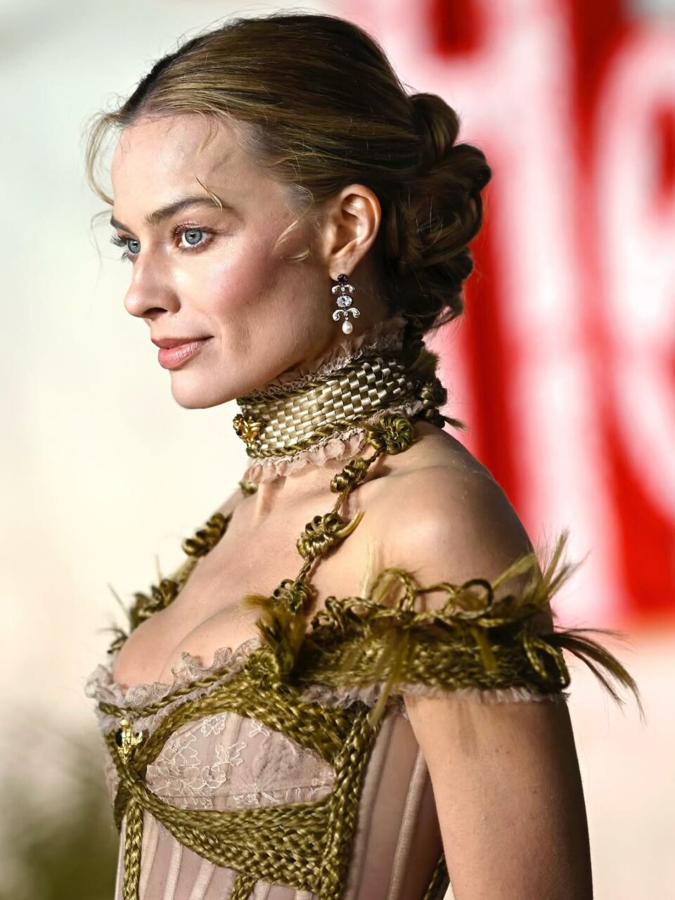 Margot Robbie《咆哮山莊》珠寶巡禮：從原著小說作者Emily Brontë的頭髮手鐲到訂製圖章戒指，解構如何以珠寶展現歷史韻味