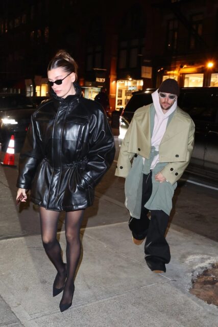 2026 情人節|從 Dua Lipa 到 Hailey Bieber 4 對情侶裝示範,尋找你和男友之間的時尚默契
