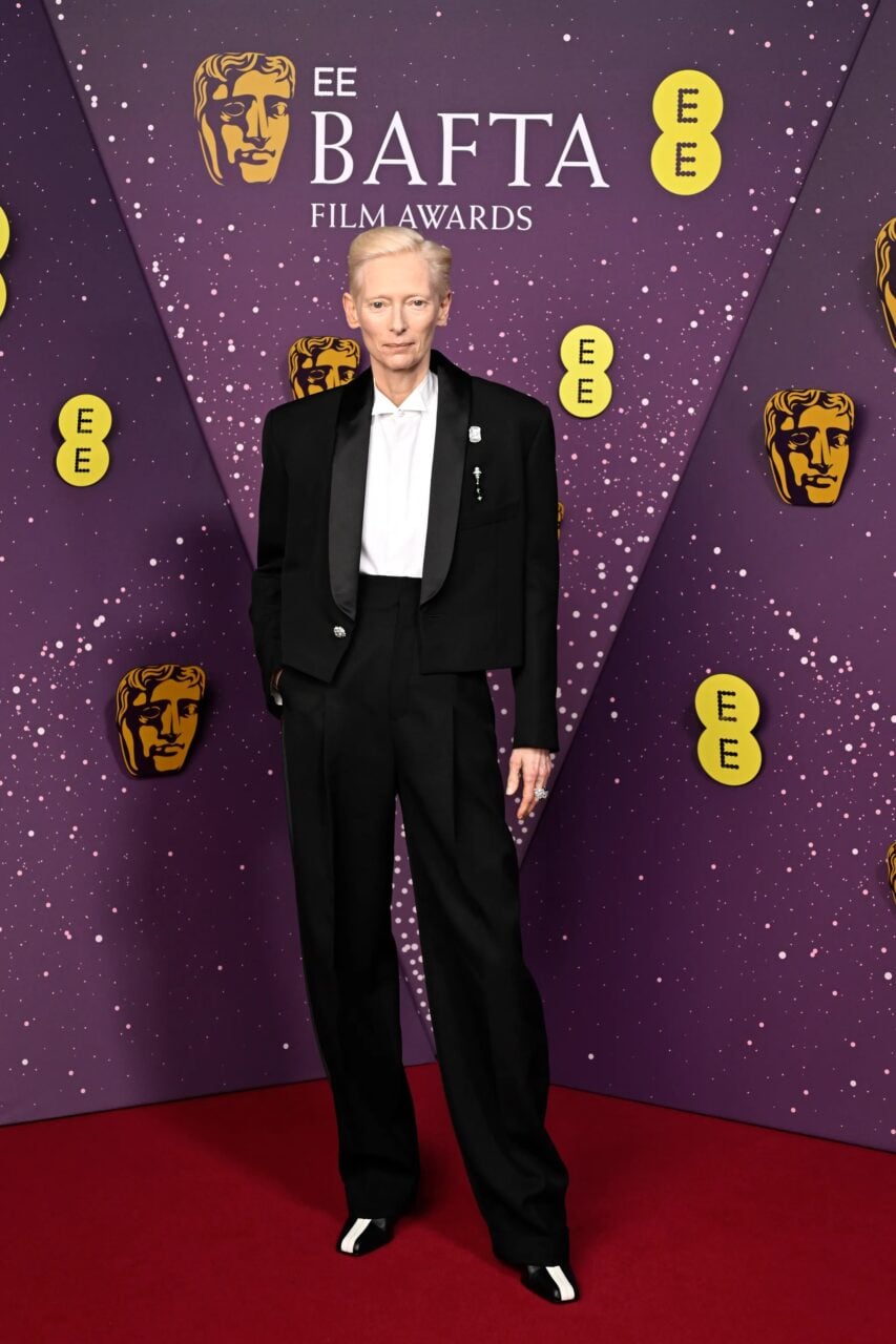 BAFTAs 2026｜精選紅地毯最佳造型：Emma Stone演繹Louis Vuitton小黑裙、Tilda Swinton以Chanel西裝展現俐落氣質···