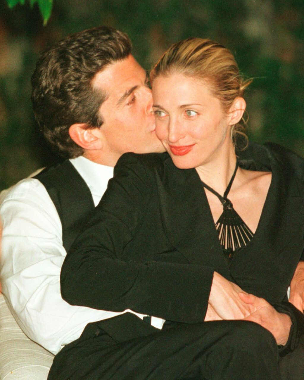 一枚傳奇的永恆戒指，見證John F. Kennedy Jr.與Carolyn Bessette短暫而深刻的愛情故事