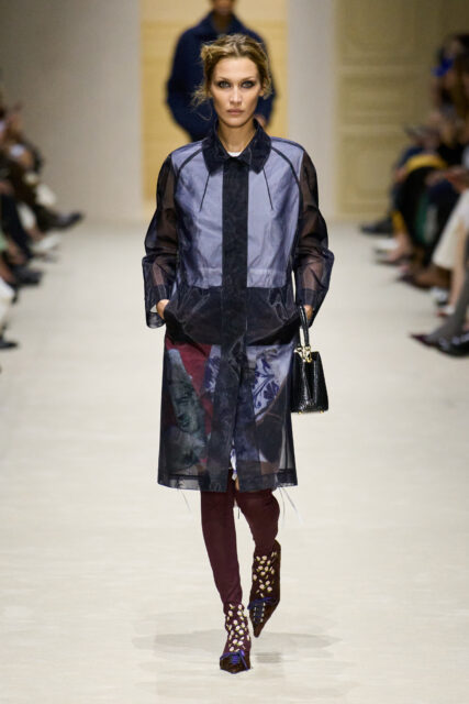 15個女性,4層造型:Prada 以層疊美學,褪出純粹的人文溫度|Fall / Winter 2026