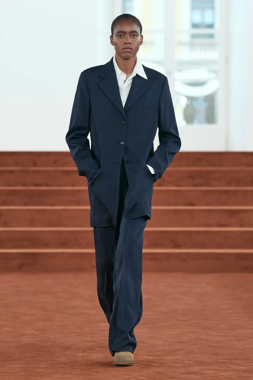 在極簡的命題中，刻意尋找變化，Simone Bellotti 入主 Jil Sander 的第二個系列｜Fall / Winter 2026