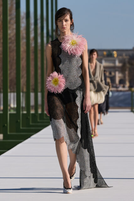 漫步 Dior 睡蓮花園,參與「看與被看」的儀式|Fall / Winter 2026
