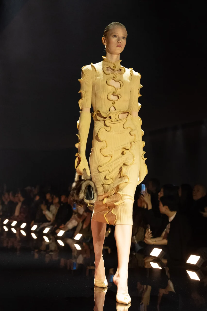矛盾為載體，重現 Elsa Schiaparelli 的冒險精神｜Fall / Winter 2026