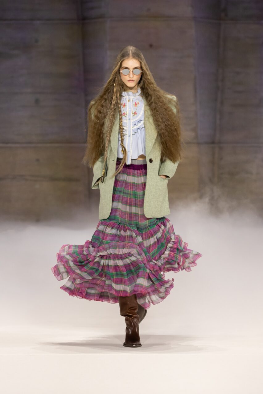 重返嬉皮理想國，Chloé 為秋冬注入民俗詩意與反叛靈魂｜Fall / Winter 2026