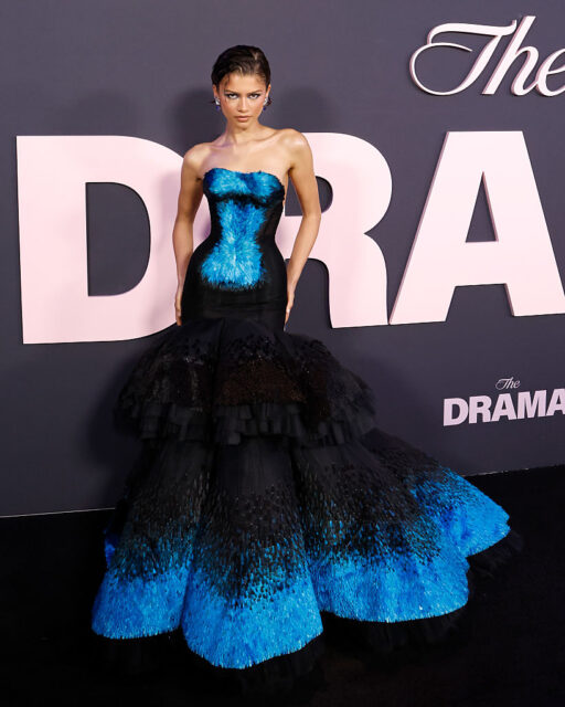 Zendaya 為《The Drama》宣傳化身新娘!Schiaparelli 漸層羽毛禮服、Armani Privé 黑色禮服、Vivienne Westwood 白婚紗靈感致敬「這個」婚禮童謠?