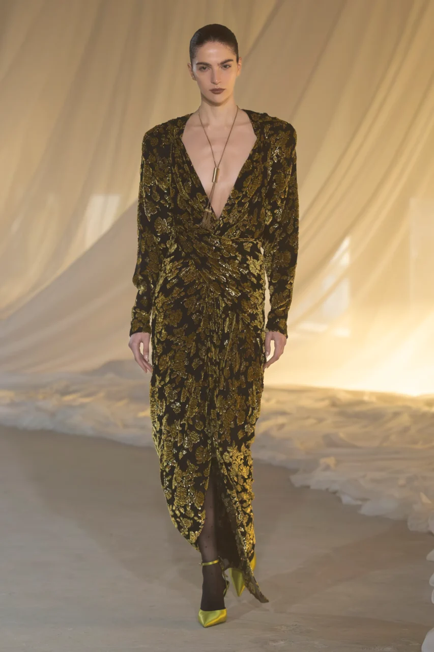 暗流湧動的女性魅力：Antonin Tron 入主 Balmain 三月呈現首展｜Fall / Winter 2026