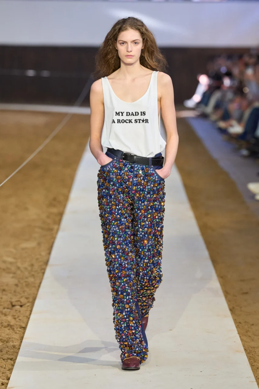 Stella McCartney 25 週年：以「馬」開啟敘事，重返初心｜Fall / Winter 2026