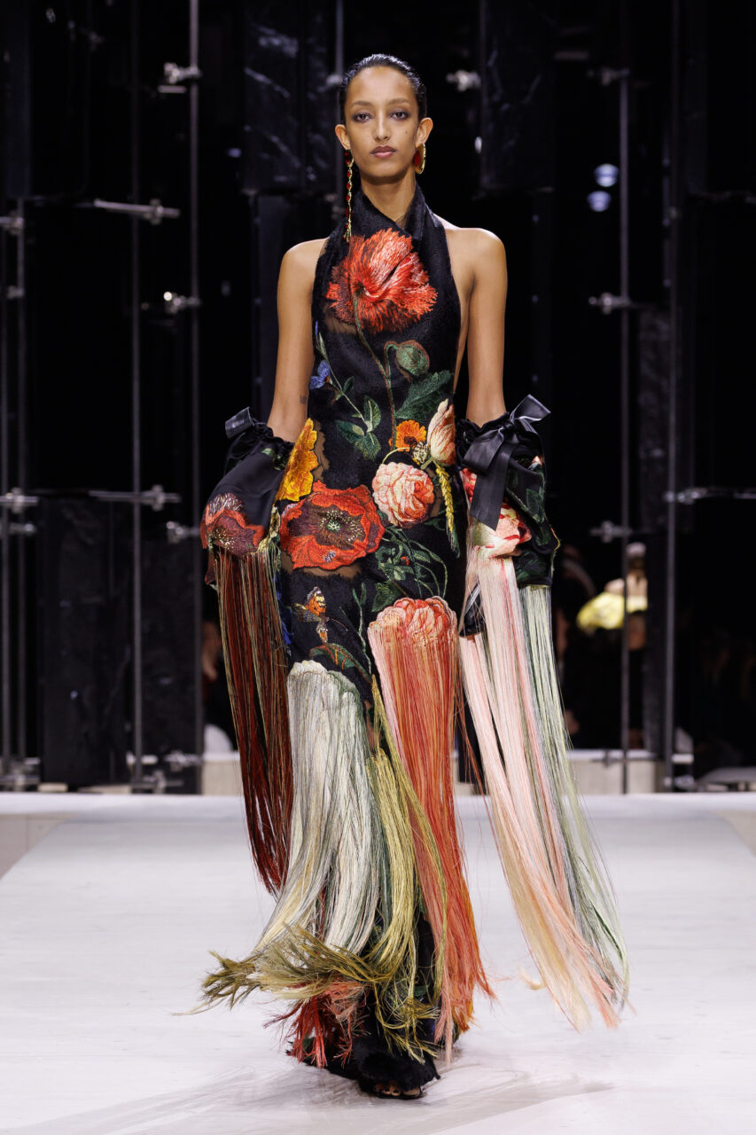 Givenchy定調之作：Sarah Burton以「多元女性」敘事重塑剪裁的力量｜Fall / Winter 2026