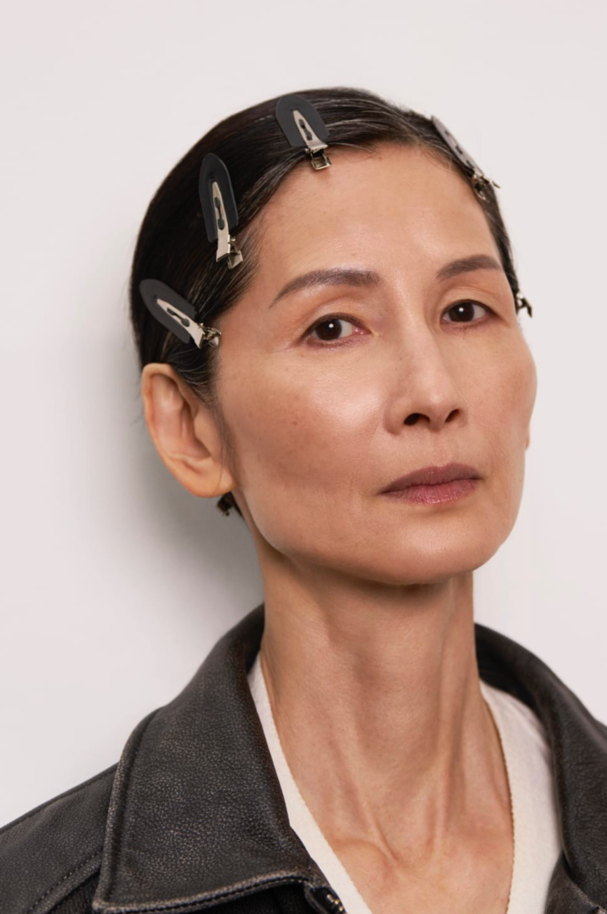 清透光澤感是CHANEL 2026秋冬時裝展的妝容重點！從香港模特兒Christina Chung的完美演繹細看美容細節