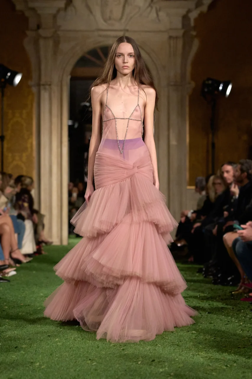 回到起源之地，Valentino 探索「秩序」與「律動」之間的張力｜Fall / Winter 2026
