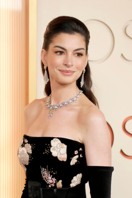2026奧斯卡|盤點珠寶及腕錶造型:Anne Hathaway與Priyanka Chopra Jonas率先演繹BVLGARI全新高級珠寶項鏈、Robert Pattinson佩戴從未曝光Jaeger-LeCoultre腕錶