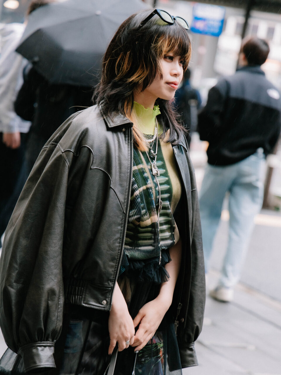 2026秋冬東京時裝周Street Style：花卉元素、牛仔回歸、眼鏡增加氣質···三大街頭趨勢解析！