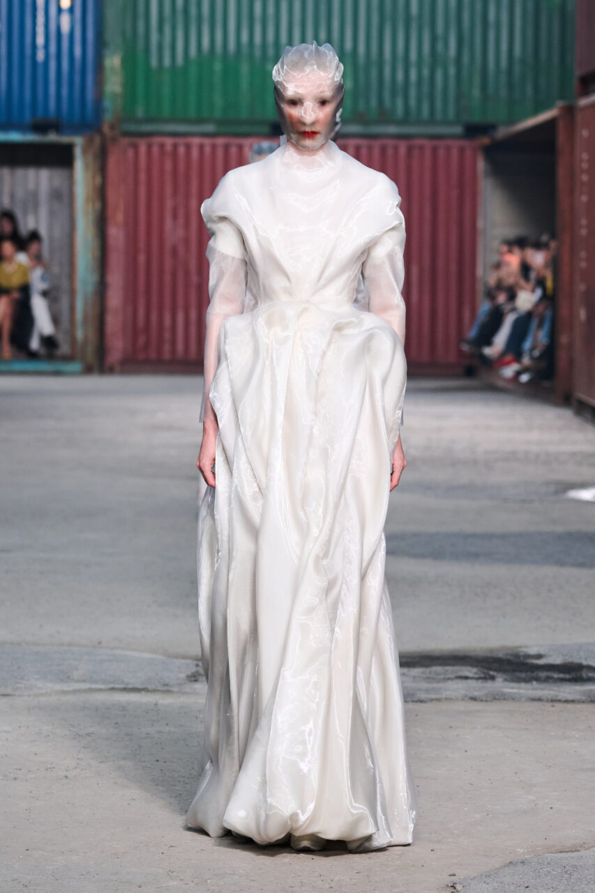 上海貨櫃堆場化身時裝聖殿，Maison Margiela 以破碎與重生顛覆「完美」｜Fall / Winter 2026