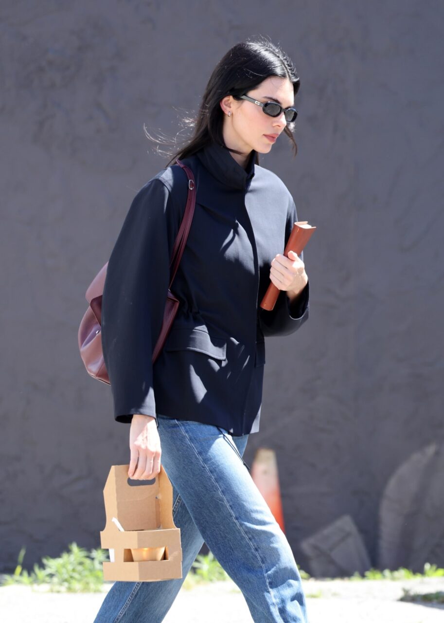 The Row 外套配 CHANEL 手袋？Kendall Jenner 教你如何平衡新歡與舊愛