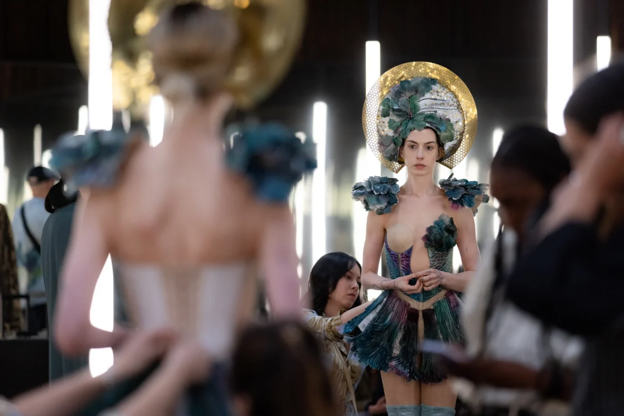 Anne Hathaway 新作《魅影巨星 Mother Mary》化身流行歌后，看設計師 Bina Daigeler、Iris van Herpen 如何通過戲服講述故事