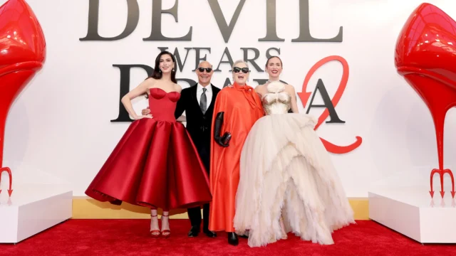 4 位主演全員亮相倫敦、紐約！《穿Prada的惡魔2》首映宣傳造型一覽：Anne Hathaway 穿紅色 Louis Vuitton 禮服、Lady Gaga 驚喜現身⋯⋯