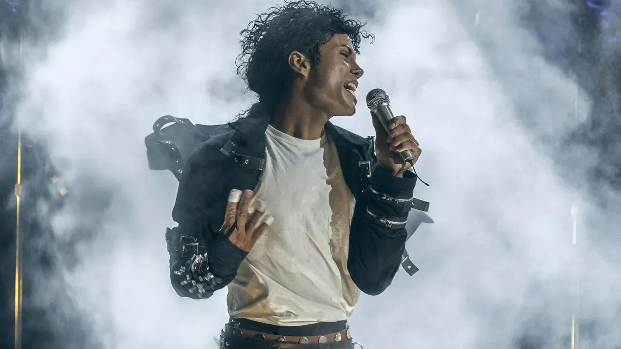 《米高積遜》影評：Michael Jackson 姪兒 Jaafar Jackson 精準複製重現經典的舞步，這部傳記電影如何回望流行樂天王的一生與爭議？