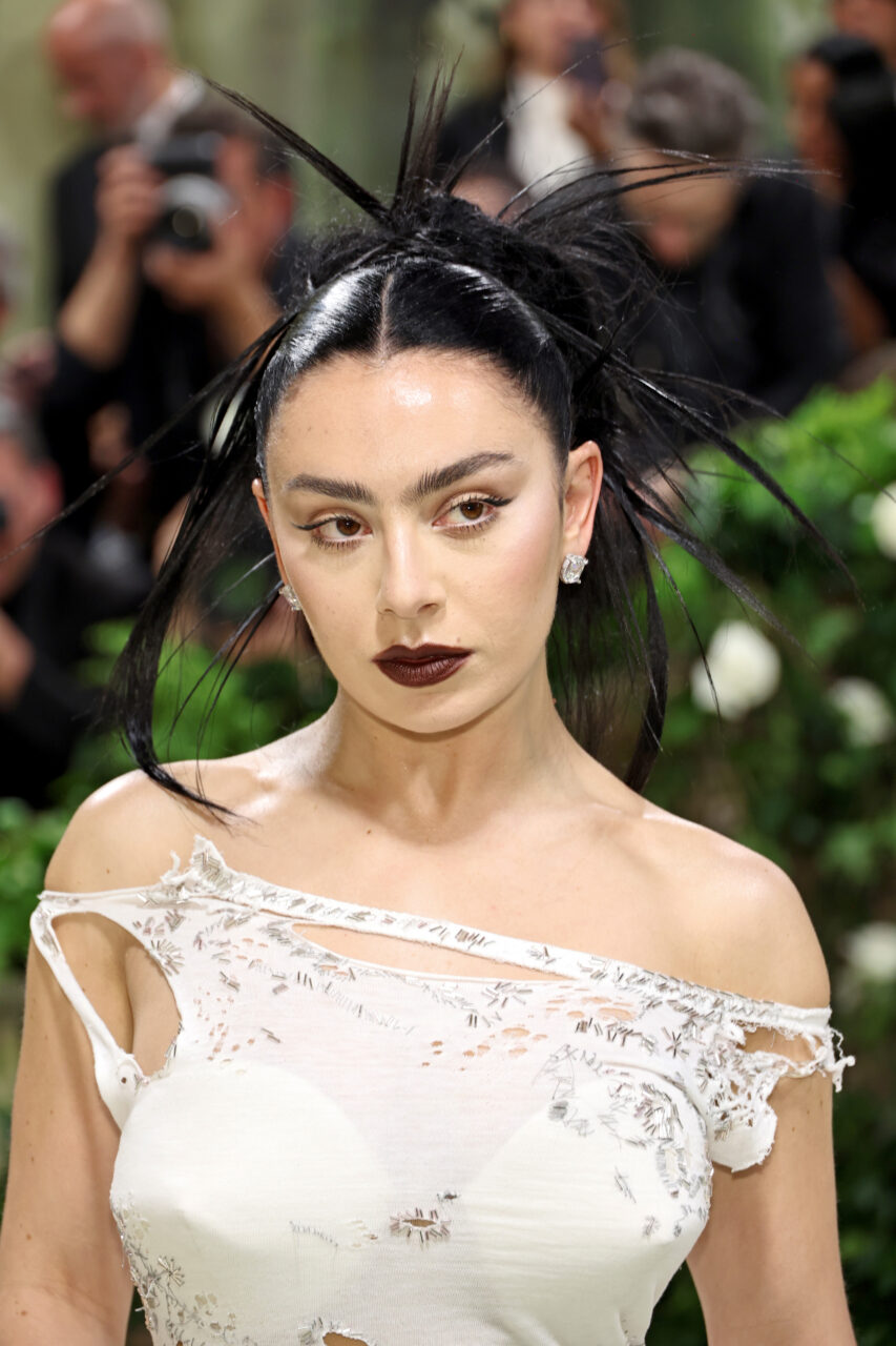 回顅Met Gala最難忘紅地毯美妝造型！從Dua Lipa復古手指髮型、Jenna Ortega冷酷哥德妝容展現不一樣風格⋯⋯