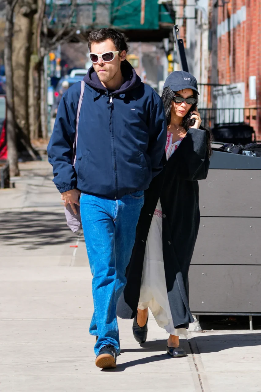Harry Styles 與 Zoë Kravitz 交往 8 個月後低調訂婚？甜蜜街拍現鑽戒
