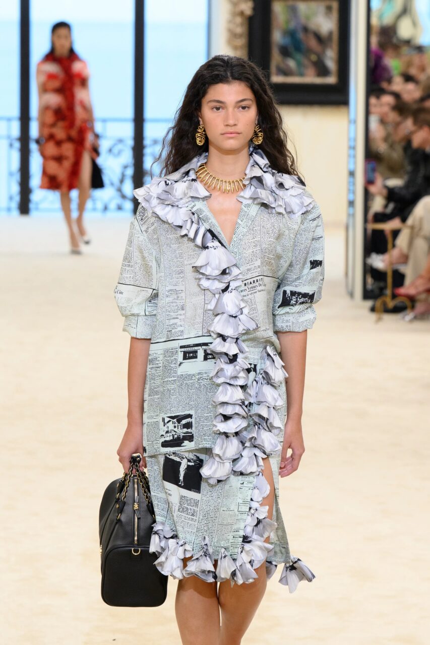 CHANEL、Dior、Balenciaga 也著迷？解碼時尚界對「報紙印花」的永恆迷戀
