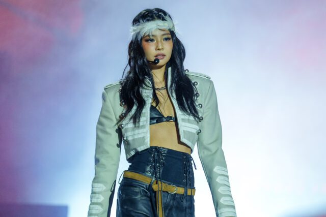 現在最流行的外套！Jennie、Kate Moss、Margot Robbie、G-Dragon 人均穿上身：2026 春夏「Napoleon Jacket 拿破崙軍裝外套」正式回歸