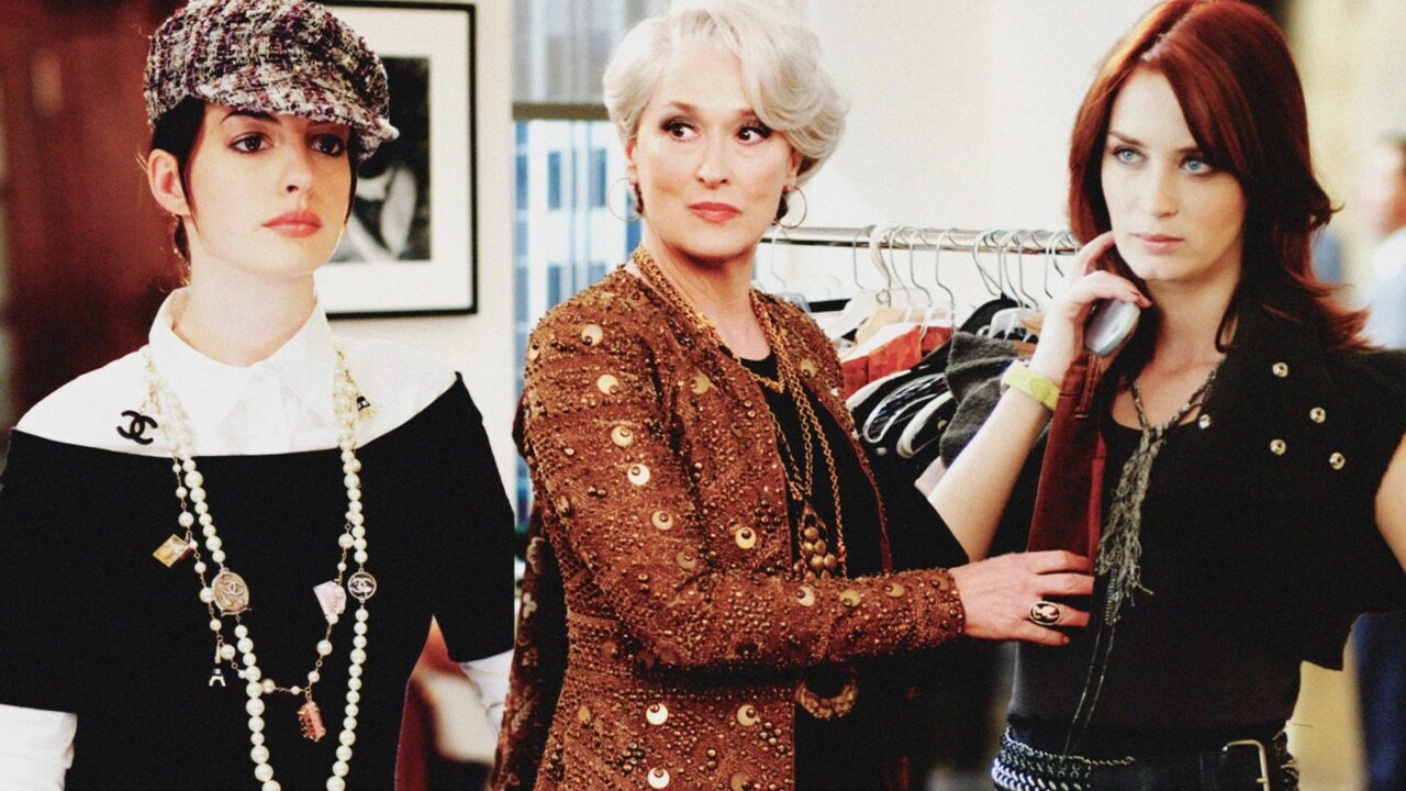 《穿 Prada 的惡魔 The Devil Wears Prada》20周年回望：7 大經典造型再度升溫，從浮誇首飾到霸氣皮草，重寫 2026 時尚潮流趨勢