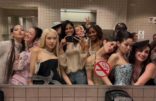 Met Gala 2026｜新一代 Bathroom Selfie 誕生！從 BLACKPINK 到卡戴珊家族，盤點歷屆最經典的 Bathroom Selfie