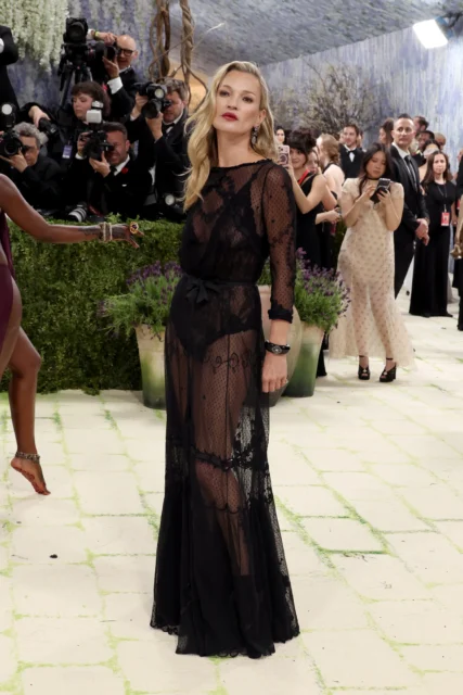 Met Gala 2026|女王回歸!Kate Moss 以 Saint Laurent 透視長裙重返 Met Gala 紅地毯