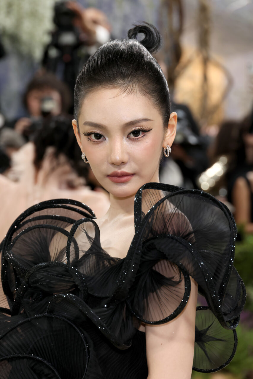 aespa Ning Ning首次出席Met Gala以光滑髮髻精緻造型驚艷亮相，細看她紅地毯、Afterparty的妝容