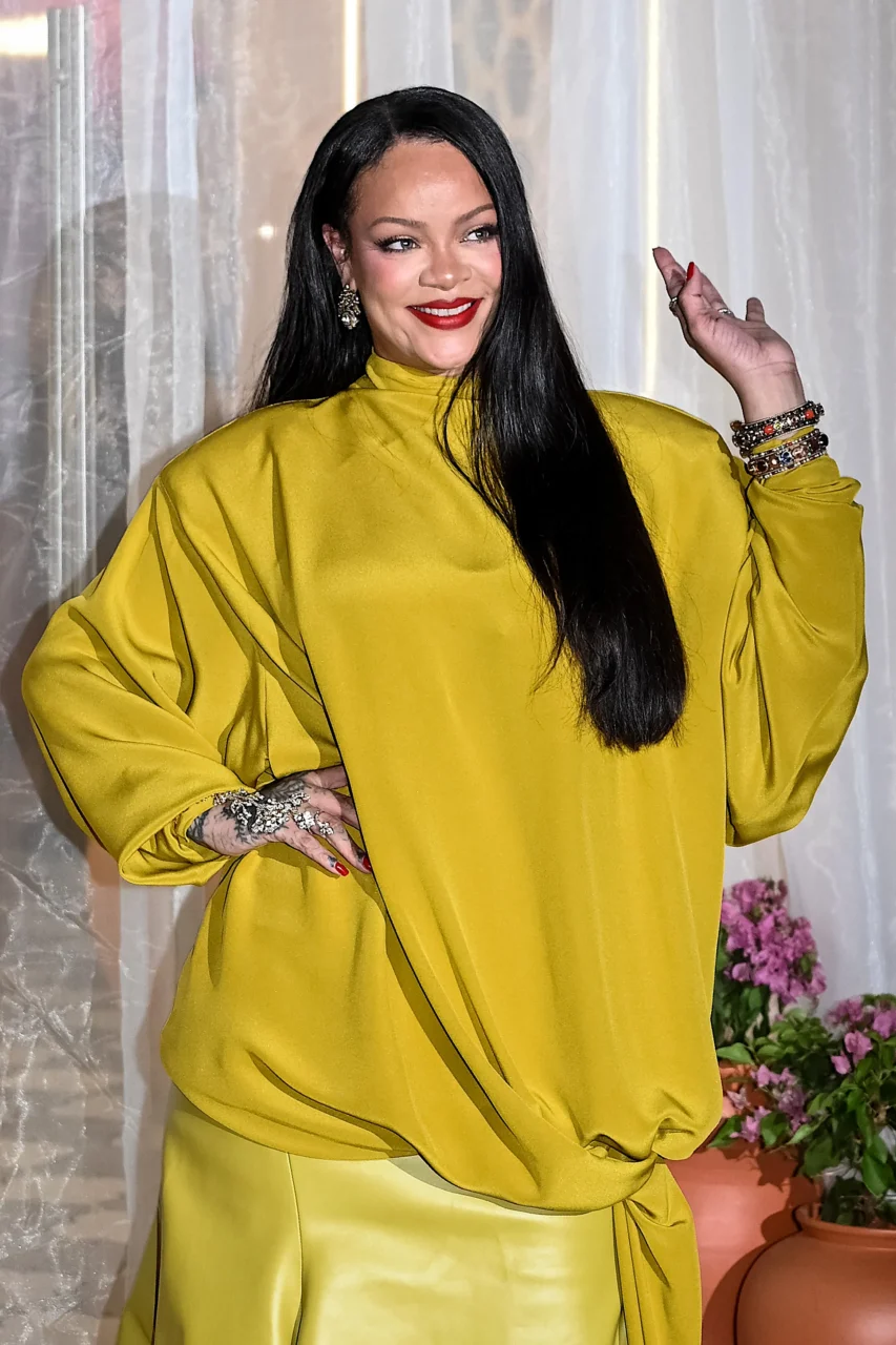 Rihanna 的紋身圖案竟取自於孩子們的畫作？為你解密她的新紋身