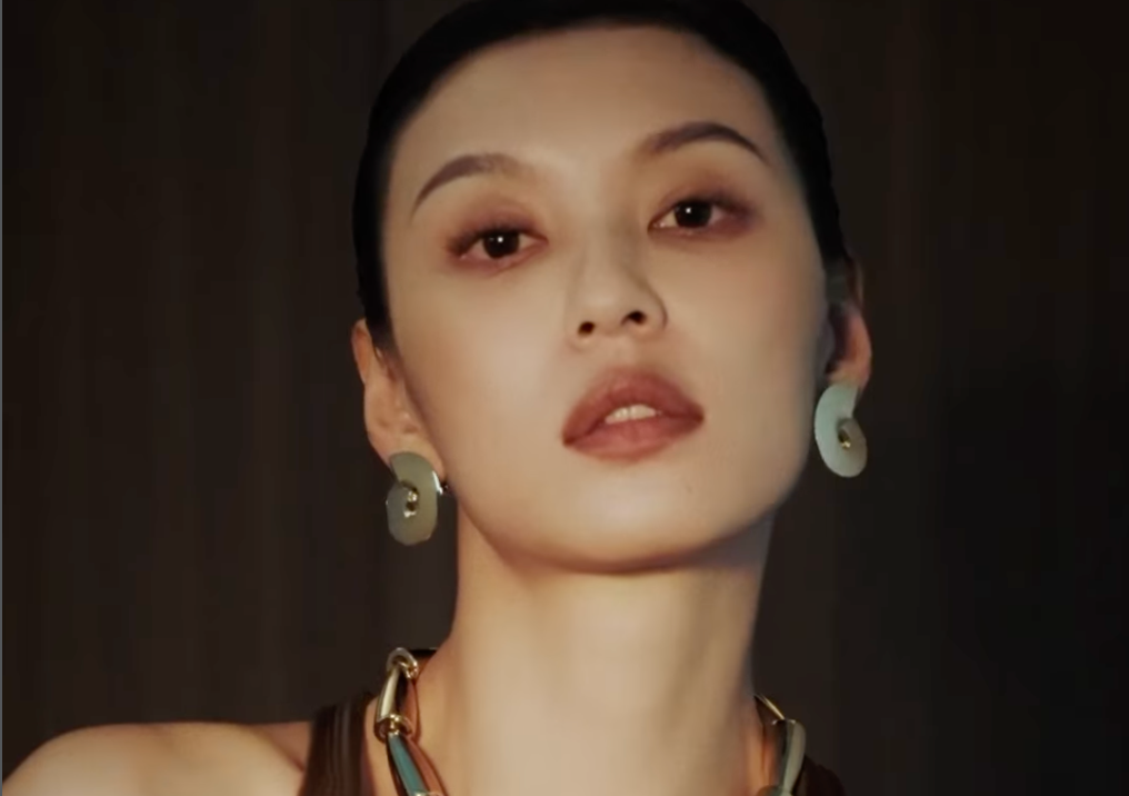 四月刊封面拍攝花絮｜屬於王丹妮的節奏與自信