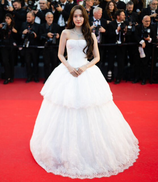 2026康城影展｜細看紅地毯上最難忘美容造型，Bella Hadid雙框眼線、Yoona大波浪捲髮型、Camélia Jordana眉上瀏海⋯⋯