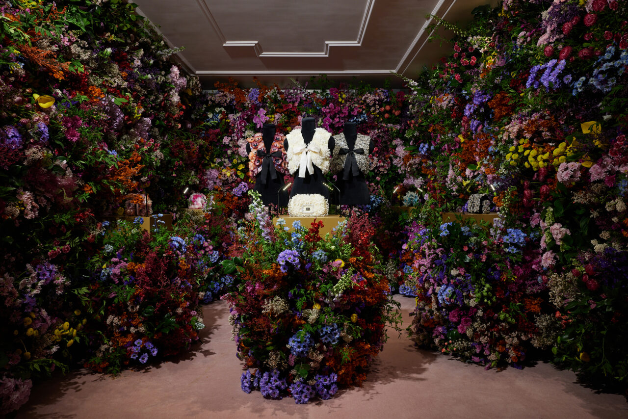 Roger Vivier x Vogue Hong Kong 打造花花世界晚宴，何超蓮、沈月演繹 Viv’ Choc 藝術系列