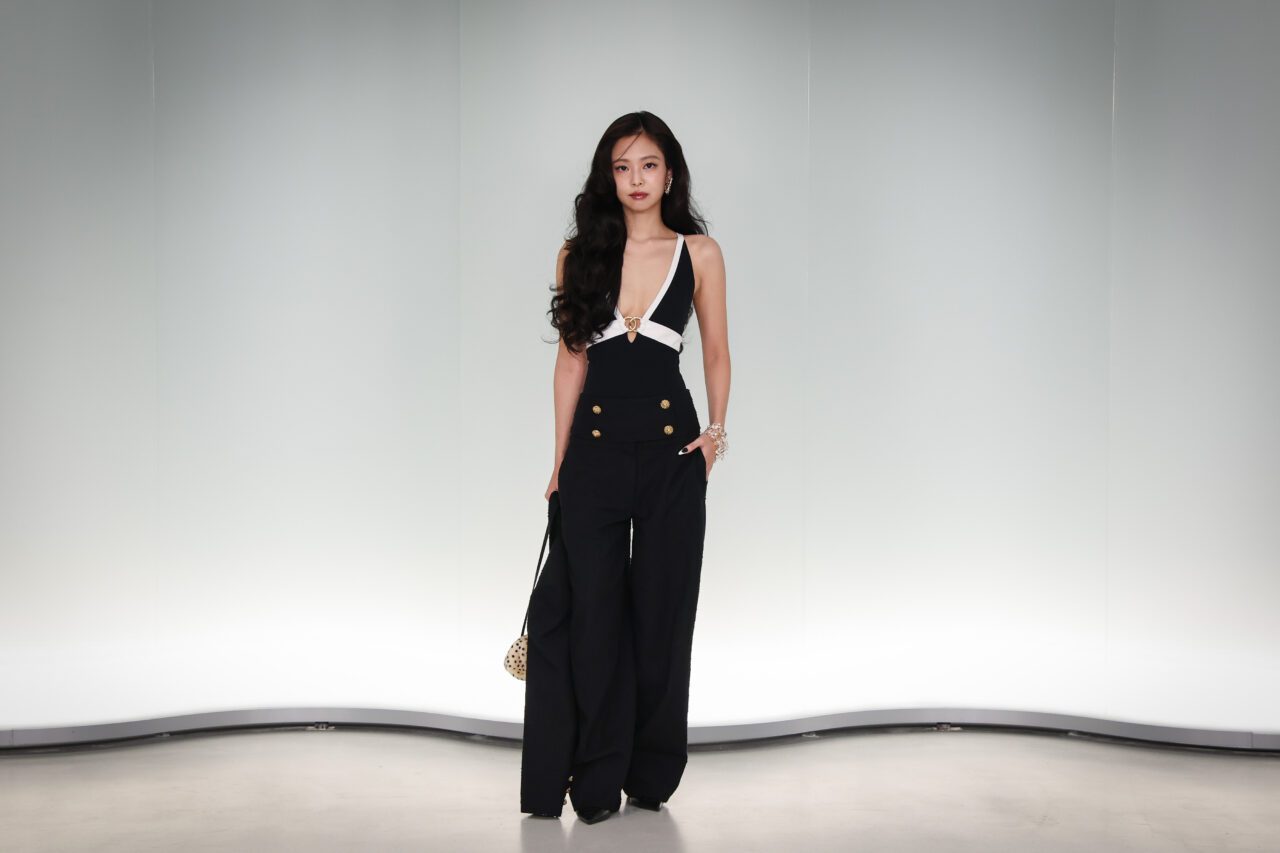 BLACKPINK Jennie 為何能成為「人間香奈兒」？以她經典造型詳解穿搭秘訣！
