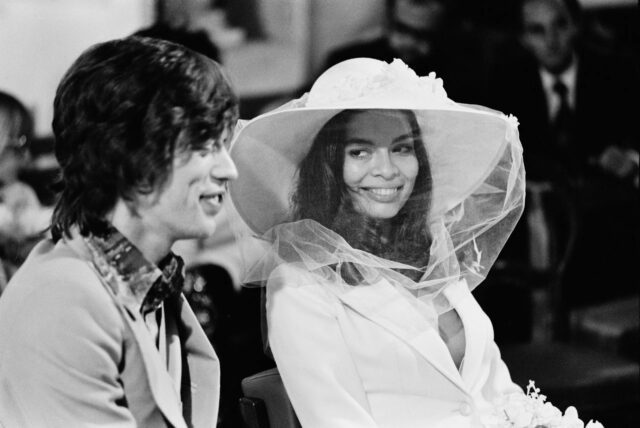 Dua Lipa 與 Callum Turner 低調完婚!「Cool Girl 新娘」穿 Schiaparelli 套裝,致敬 Bianca Jagger 經典