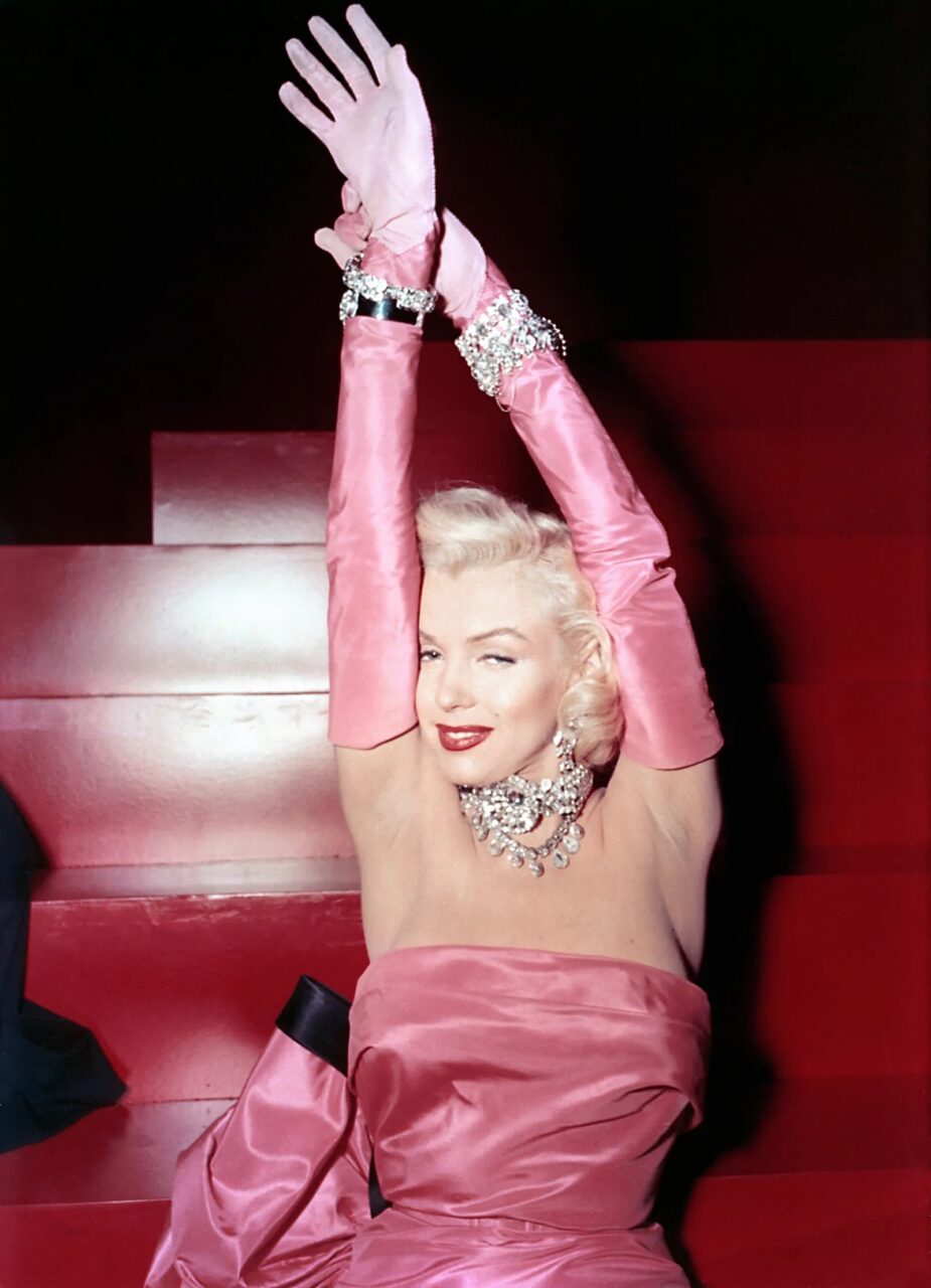 從「趕工之作」到影史瑰寶：瑪麗蓮夢露 Marilyn Monroe 傳奇粉紅裙裝將於電影學院博物館公開展出，揭秘荷里活幕後秘辛