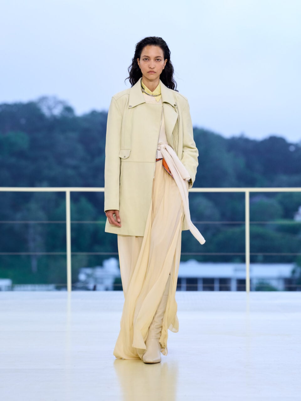 在暮色之間閃耀：生生不息、自由漫步的 Hermès 女性 ｜Fall/Winter 2026