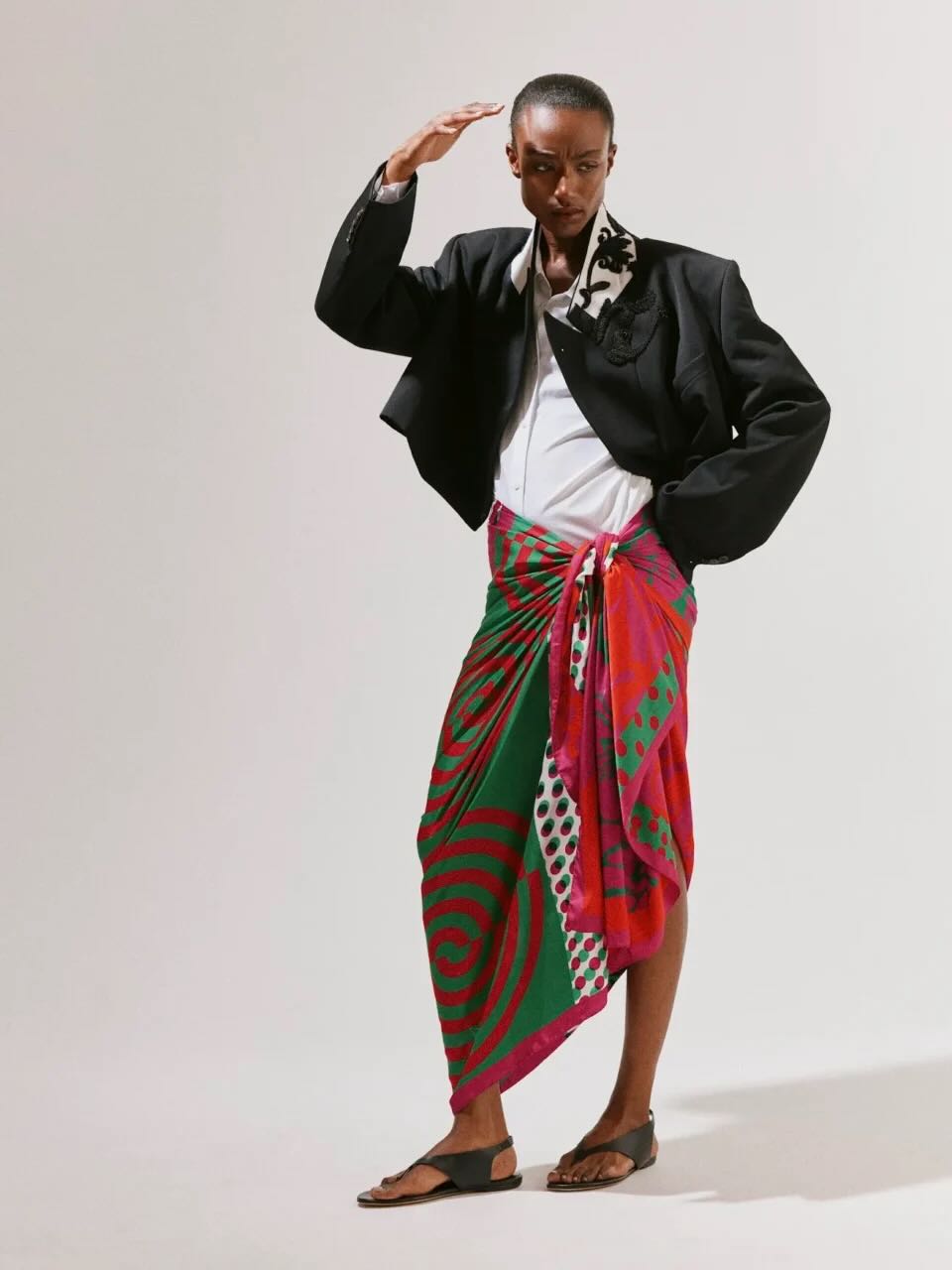 「紗籠 Sarong」10 個穿搭方式介紹！如何在炎熱天氣搭配這個 2026 夏天必備配件？