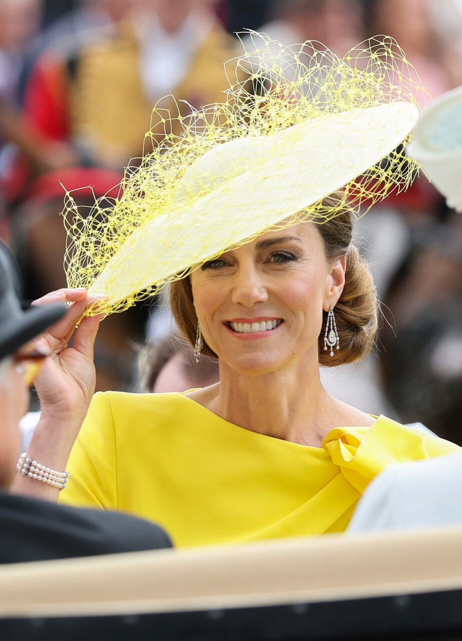 Kate Middleton 相隔 3 年重返 Royal Ascot！重穿 Roksanda 金盞花黃經典設計，示範皇室「Repeat Dressing」
