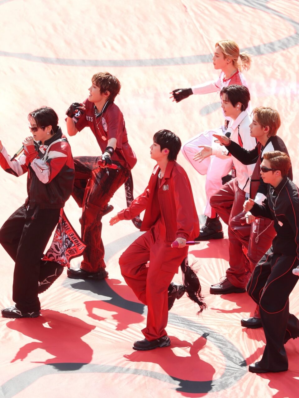 天團 BTS 再合體！《ARIRANG》橫掃全球榜單，全員登上 2026 世界盃決賽中場表演獻唱〈Dynamite〉，香港站明年 3 月連開三場，BTS 2026 回歸日程全記錄