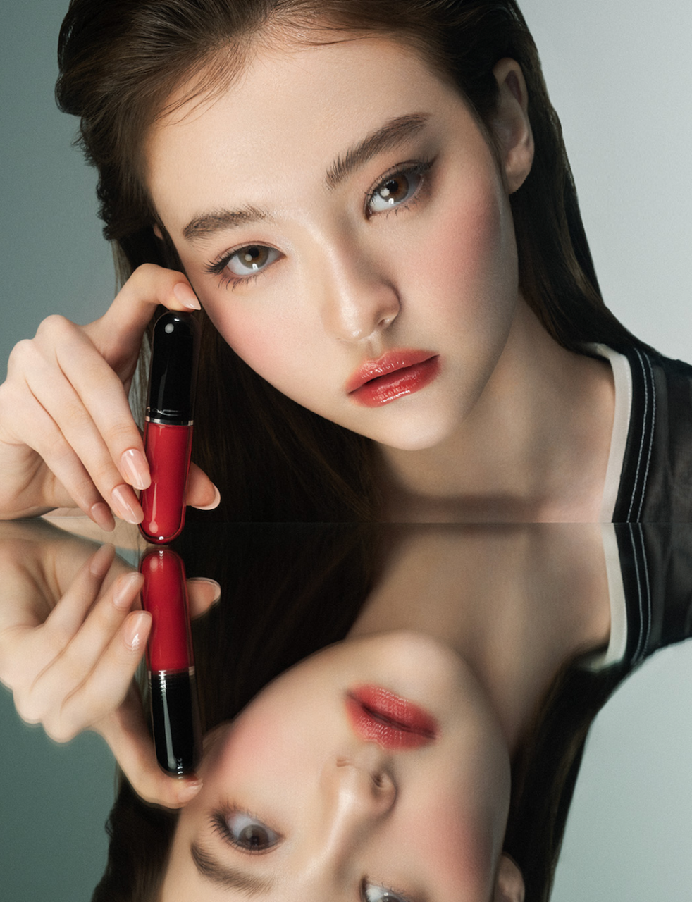2026流行3D玻璃唇妝？細看ELLA如何以M·A·C詮釋Lustre Glass水漾系列