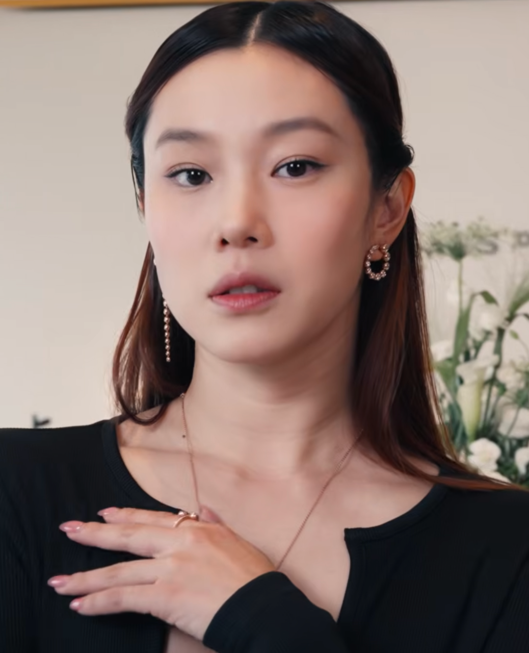 帶領大家漫步穿越 HEARTS ON FIRE 星光隧道,步入夢幻鏡室,彷彿置身浩瀚星河中央,一切像閃當鑽石遇上宇宙,當光芒邂逅永恆的故事